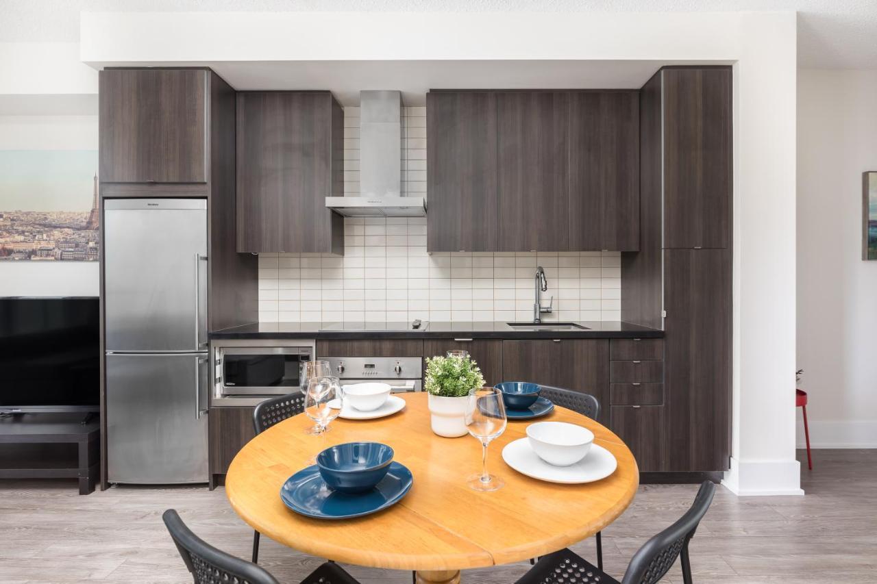 Апартаменты Across From The Cn Tower, Metro Toronto Convention Centre And Rogers Centre In Downtown Toronto Core Экстерьер фото